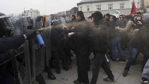 科索沃数千示威者与警方发生冲突 - ảnh 1