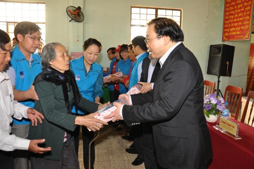 越南各级领导人看望慰问各地群众并送去春节慰问品 - ảnh 2