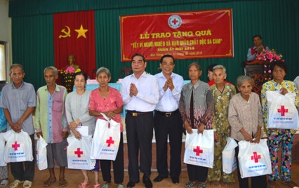 越南党和国家领导人看望慰问少数民族同胞和劳动工人 - ảnh 1