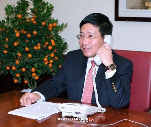 越南副总理兼外长范平明同美国国务卿克里通电话 - ảnh 1