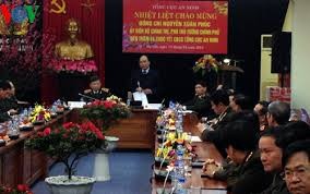 越南政府副总理阮春福给公安部安全总局干警拜年 - ảnh 1