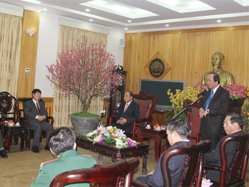阮春福副总理看望河南省省委和人民并拜年 - ảnh 1