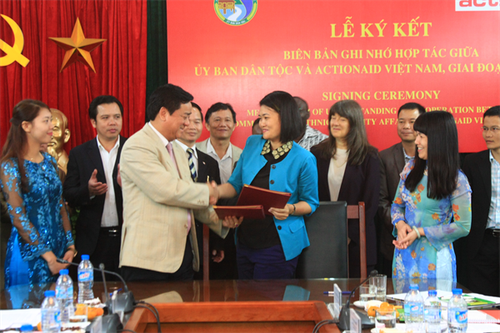越南政府民族委员会签署促进少数民族权利的合作协议 - ảnh 1