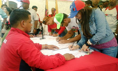 委内瑞拉举行征集一千万个反美自愿签名活动  - ảnh 1
