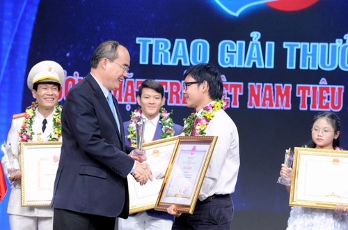 越南青年人才扶持基金举行2014年越南优秀青年奖颁奖仪式 - ảnh 1