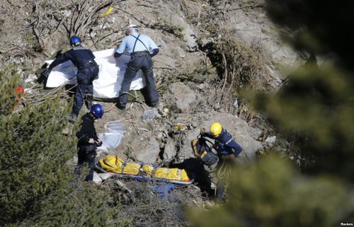 A320客机在法国坠毁事件：对78名遇难者进行了DNA确认 - ảnh 1