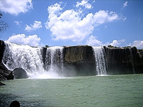 西原地区的壮观美景：德莱努尔瀑布 - ảnh 1