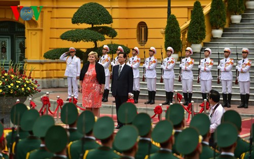 越南政府总理阮晋勇同挪威首相索尔贝格举行会谈 - ảnh 1
