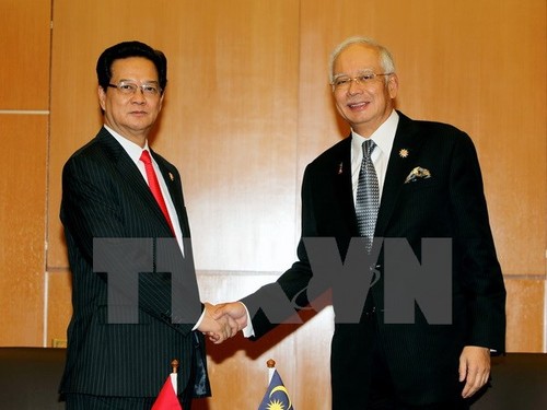 越南政府总理阮晋勇分别会见马来西亚总理纳吉布及菲律宾总统阿基诺三世 - ảnh 1
