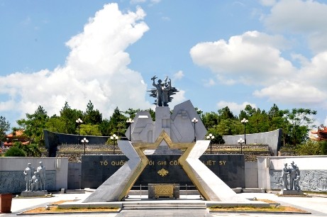 纪念南方解放40周年期间越南举行多项缅怀烈士活动 - ảnh 1