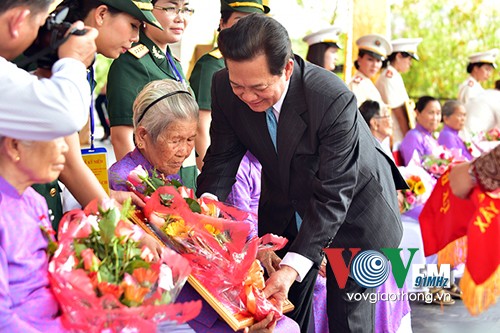 阮晋勇总理出席在后江省和芹苴市举行的南方解放国家统一40周年纪念集会 - ảnh 2