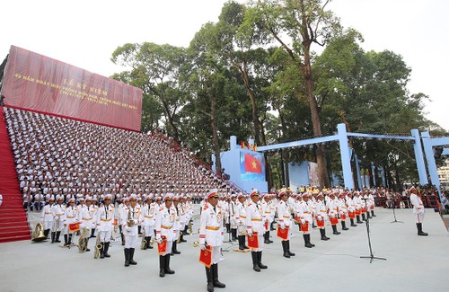 庆祝南方解放国家统一40周年的纪念集会阅兵式及群众游行在胡志明市举行 - ảnh 2