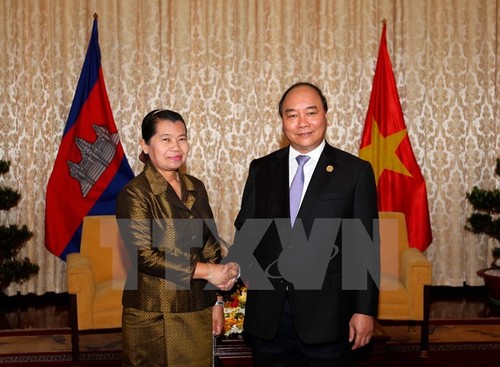 越南政府副总理阮春福会见柬埔寨副首相梅森安 - ảnh 1