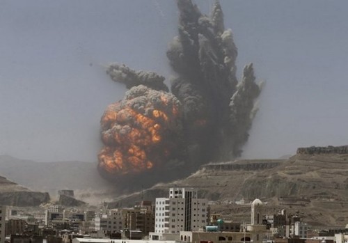 阿拉伯联军飞机对也门首都居民区发动空袭 - ảnh 1
