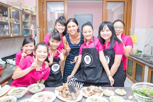 新西兰《顶级厨师》总冠军纳迪娅•利姆在越南举行烹饪表演 - ảnh 1