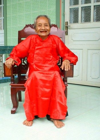  越南122岁老大娘以世界最长寿女人被收入世界纪录大全 - ảnh 1
