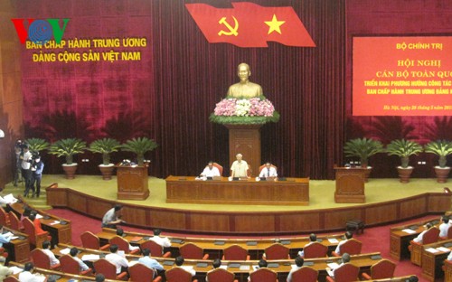 越共中央政治局举行越共十二届中央委员会人事工作方向全国干部部署会议 - ảnh 1