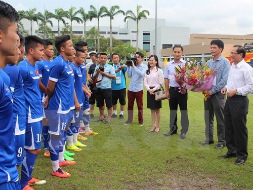 第28届东南亚运动会：越南驻新加坡大使看望U23男足运动员 - ảnh 1