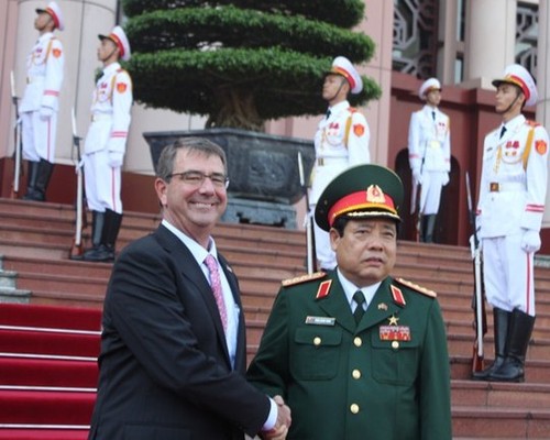 美国国防部长阿什顿•卡特访问越南 - ảnh 1