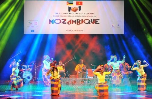 庆祝越南-莫桑比克建交40周年艺术表演活动在河内举行 - ảnh 1