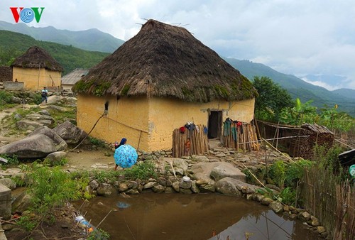 越南少数民族哈尼族独特的茅顶土坯房 - ảnh 2