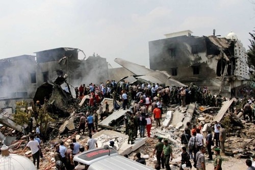 印度尼西亚：军用飞机坠毁  113人遇难 - ảnh 1