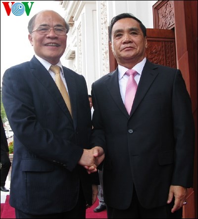 越南国会主席阮生雄会见老挝总理 - ảnh 1