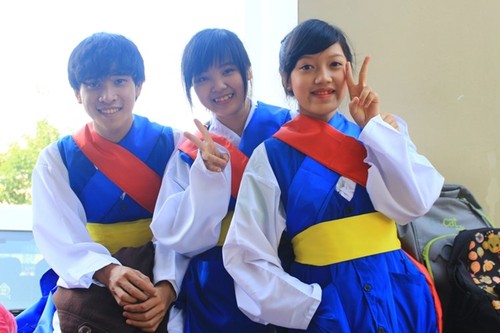 越南岘港市青年与参加2015越南夏令营的越侨青年交流 - ảnh 1