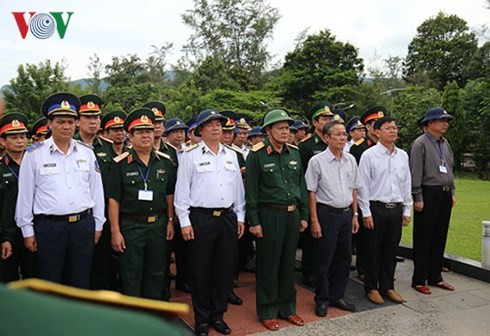 越南国防部工作代表团视察昆仑岛 - ảnh 1