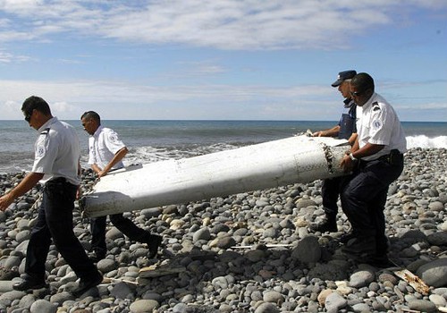 在留尼汪岛发现的飞机残骸来自波音777 - ảnh 1