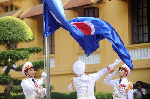 庆祝东盟成立四十八周年的东盟旗升旗仪式在河内举行  - ảnh 1