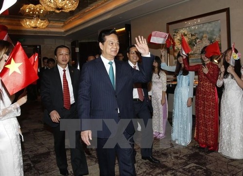 越南政府总理阮晋勇抵达新加坡 - ảnh 1