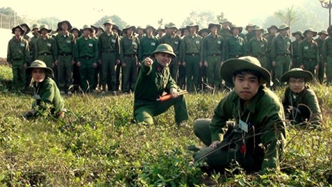 越南国会国防安全委员会举行各项法律草案中涉及的国防安全问题座谈会 - ảnh 1