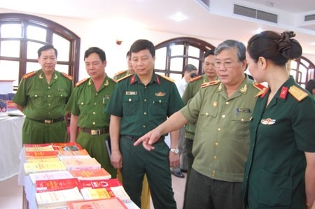 庆祝越南人民公安力量传统日70周年书展展示1000件展品 - ảnh 1