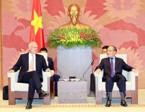 越南国会主席阮生雄会见欧盟驻越代表团团长 - ảnh 1