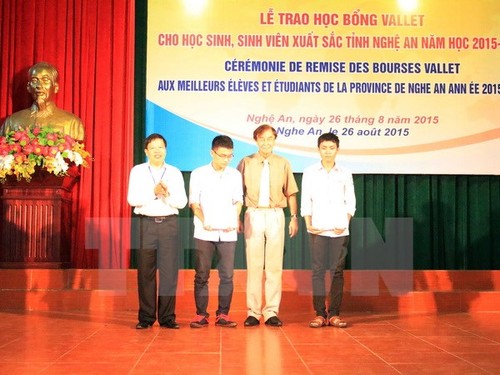 越南科学与教学组织向义安省优秀大中学生颁发瓦莱奖学金 - ảnh 1