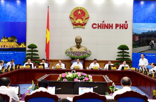 越南政府举行八月工作例会 - ảnh 1