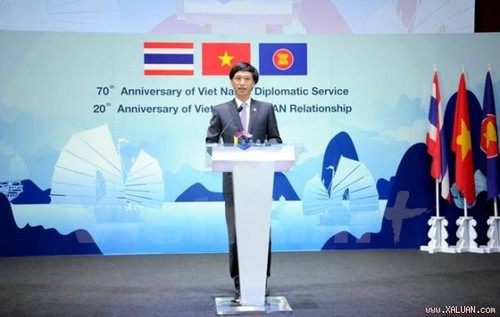 越南外交部门传统日70周年和越南加入东盟20周年纪念活动在泰国举行 - ảnh 1