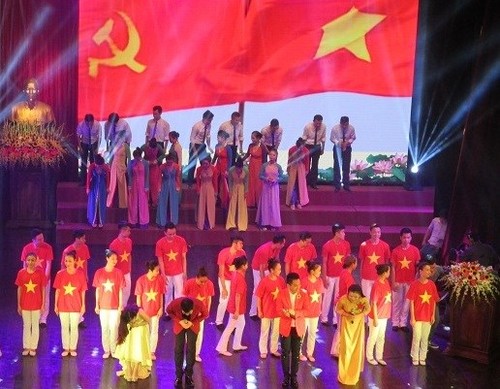 八月革命和9.2国庆70周年纪念活动继续在国内外举行 - ảnh 1