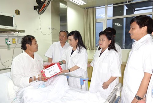 越南卫生部门装备移植手术专用车和直升机 - ảnh 1