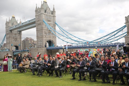 越南政府副总理武文宁出席在英国举行的2015年“探索越南”节开幕式并剪彩 - ảnh 1