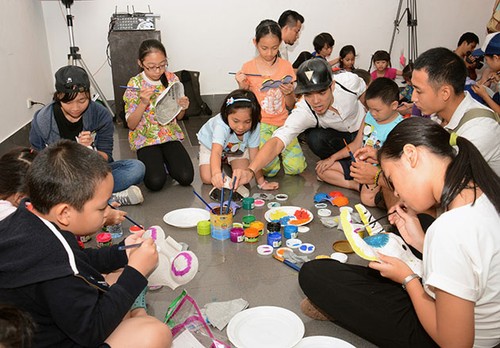 近300名儿童参加“制作越南传统面具喜迎中秋佳节”项目 - ảnh 1
