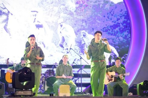 2015年越南南方地区革命歌曲节在平福省开幕 - ảnh 1