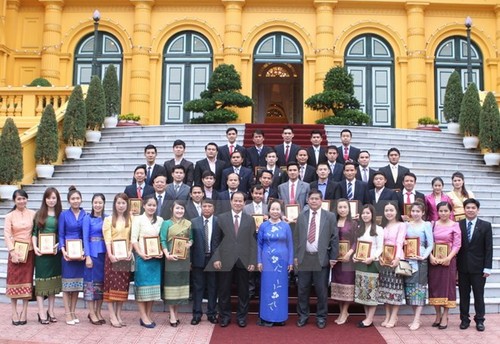 越南国家副主席阮氏缘会见老挝优秀留学生代表 - ảnh 1