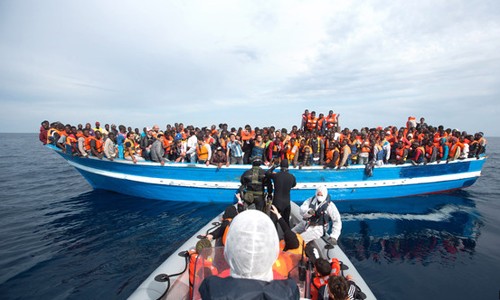 西班牙和意大利在海上营救数百名移民 - ảnh 1