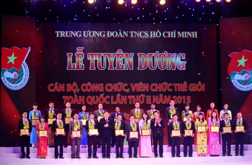 越南有关部门表彰全国70名优秀青年干部职工 - ảnh 1