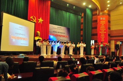 越南国防部举行越南人民军对2013年版宪法的知识竞赛总结暨颁奖仪式 - ảnh 1