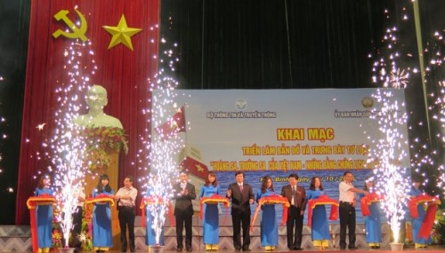 “黄沙长沙归属越南”地图与资料展在和平省举行 - ảnh 1