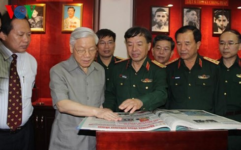 越共中央总书记阮富仲探访《人民军报》总部并致以65华诞祝贺 - ảnh 1