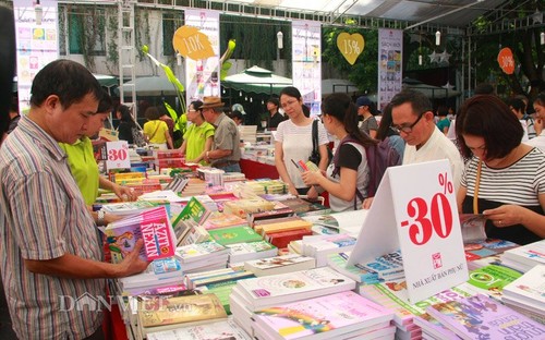 2015秋季图书节在河内开幕 - ảnh 1